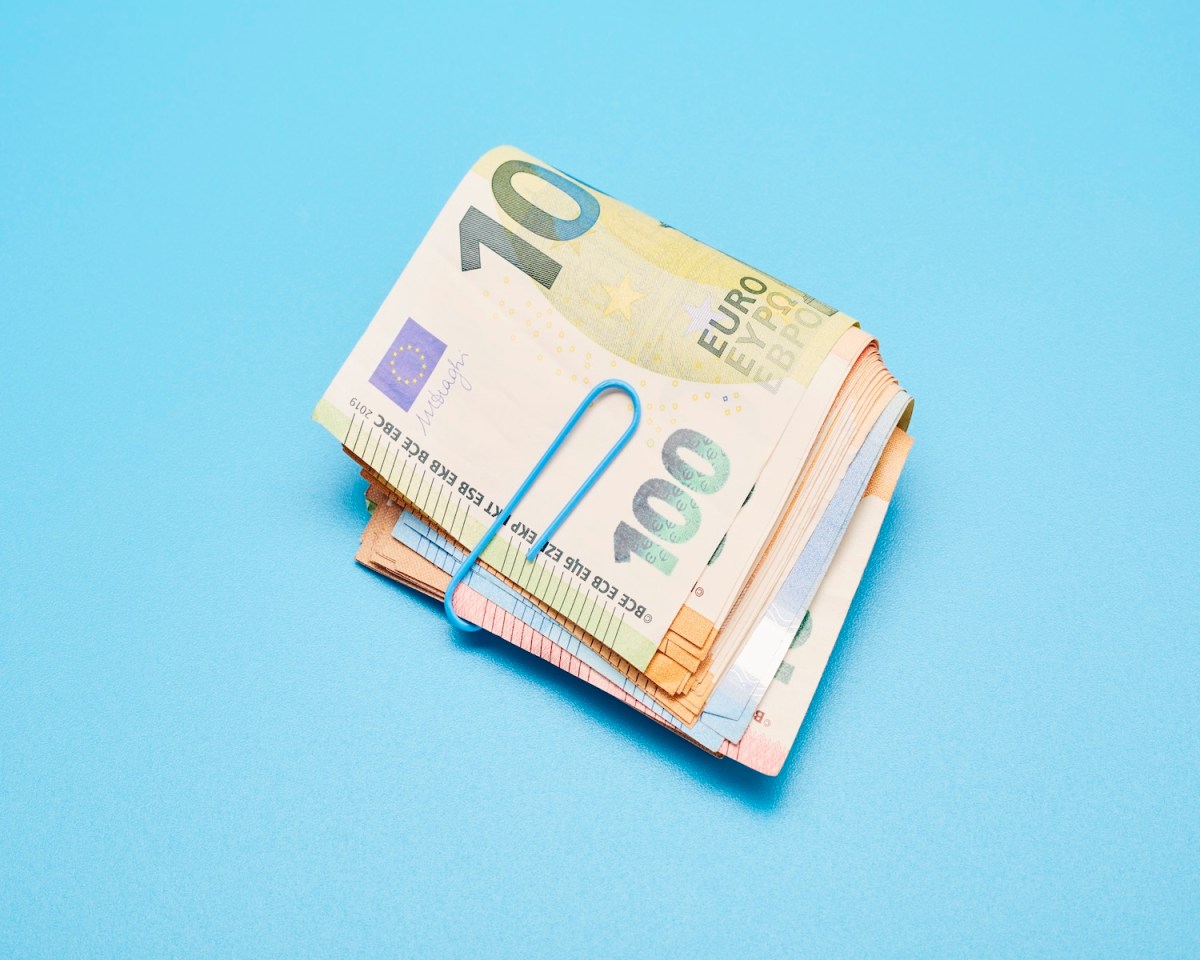 Euro-Banknoten auf blauem Hintergrund.