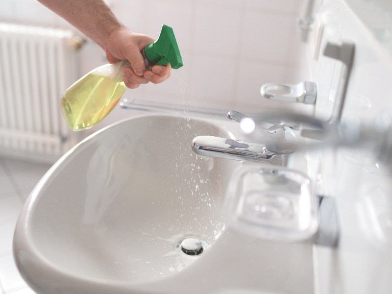 Waschbecken-Überlauf reinigen