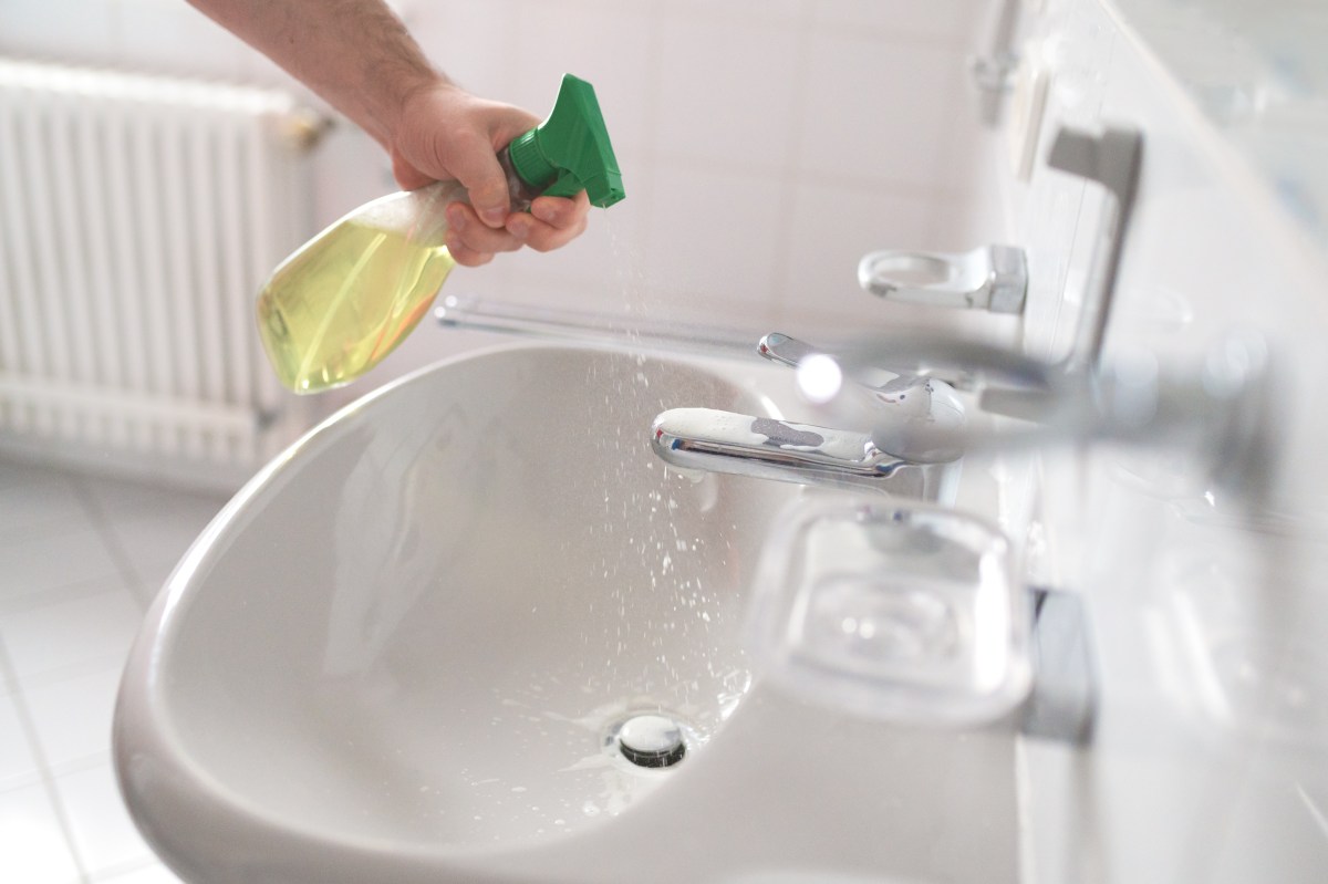 Waschbecken-Überlauf reinigen