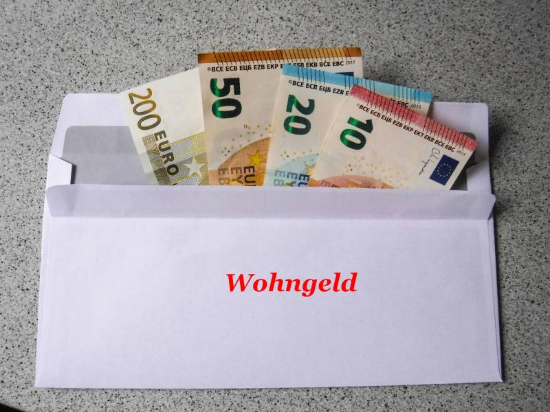 Ein Umschlag mit Geld. Auf diesem steht das Wort 