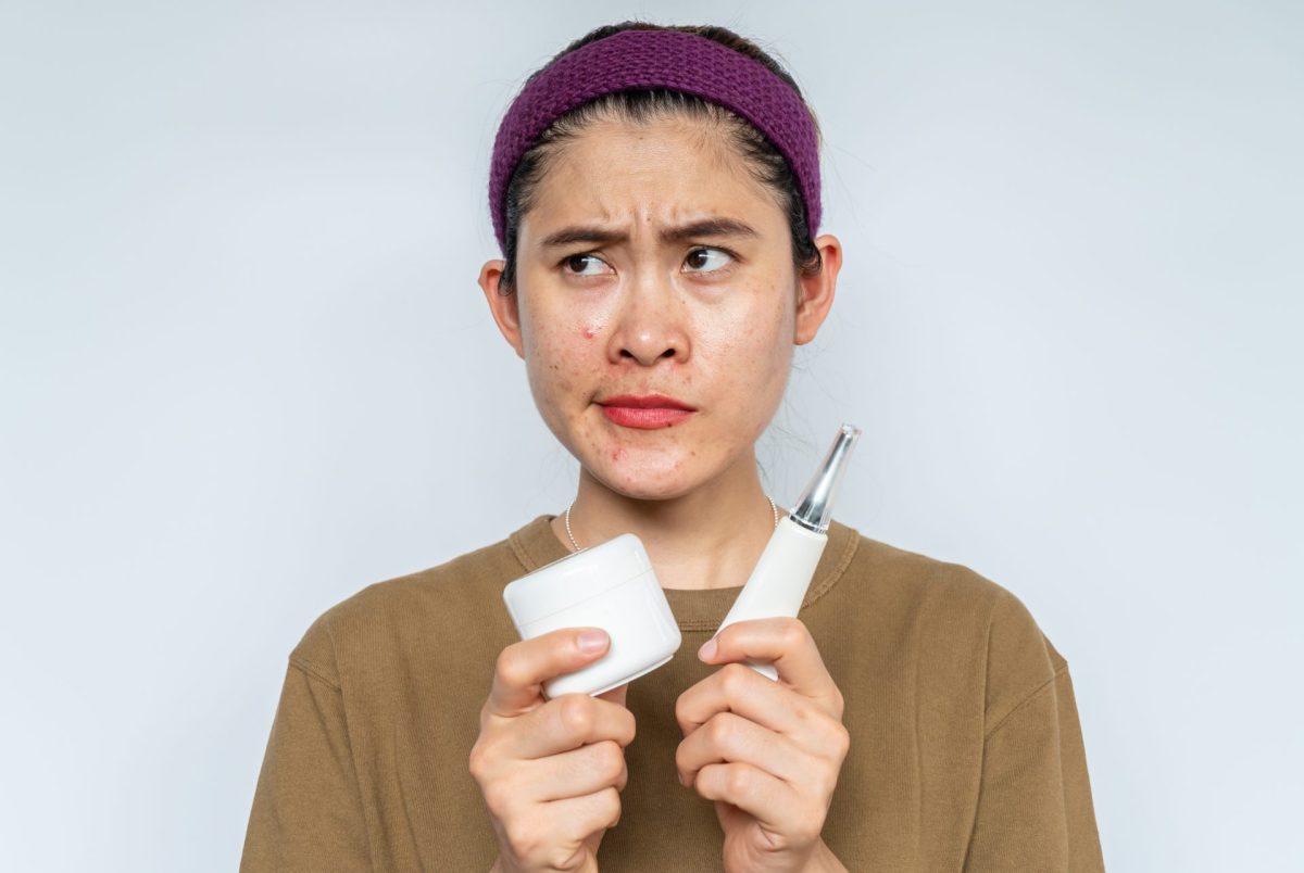 Eine Frau hält Hautpflege Produkte in der Hand.