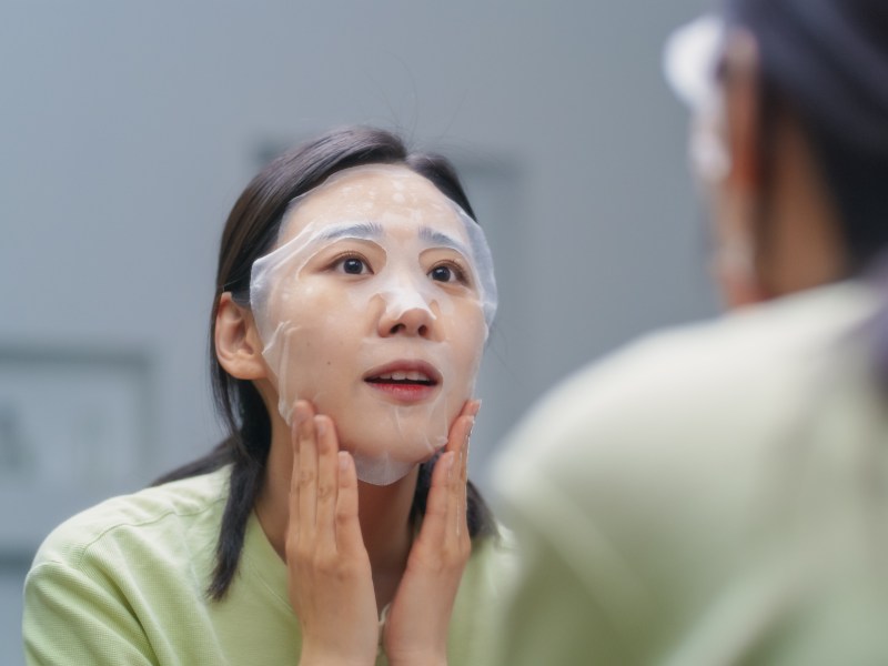 Asiatische Frau mit Gesichtsmaske