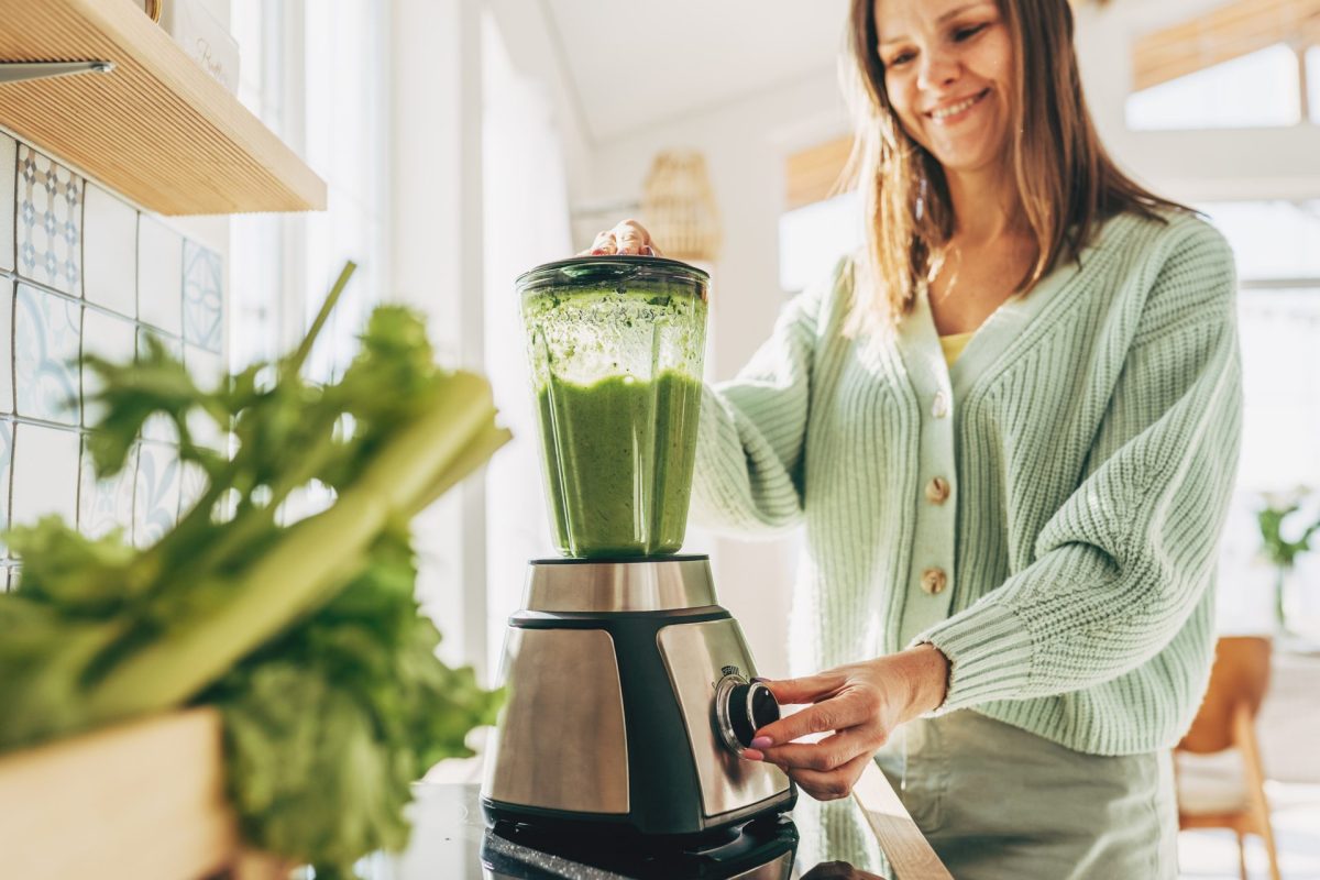 Frau grüner Shake