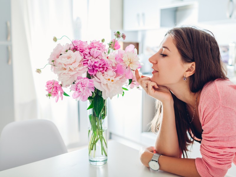 Frau mit Schnittblumen