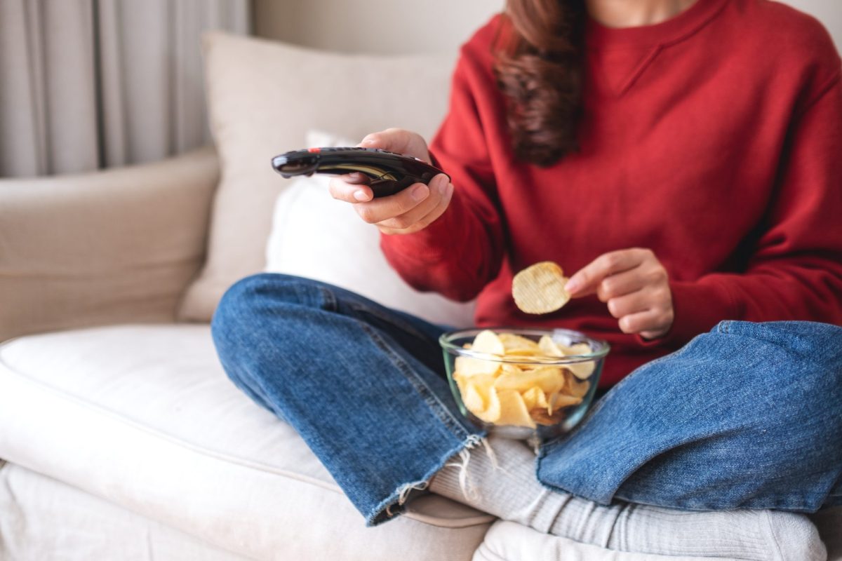 Frau Chips essen