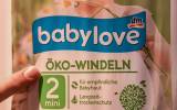 Eltern greifen wegen des Preis-Leistungsverh&auml;ltnisses gern zu babylove-Produkten wie den Windeln. Ein Blick hinter die Kulissen der dm Eigenmarke f&uuml;r Babyprodukte.