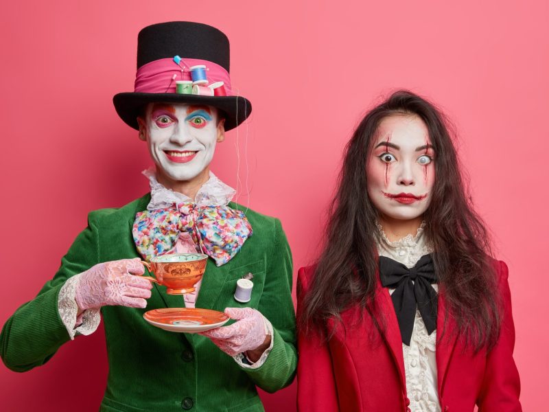 Paar trägt Partnerkostüm