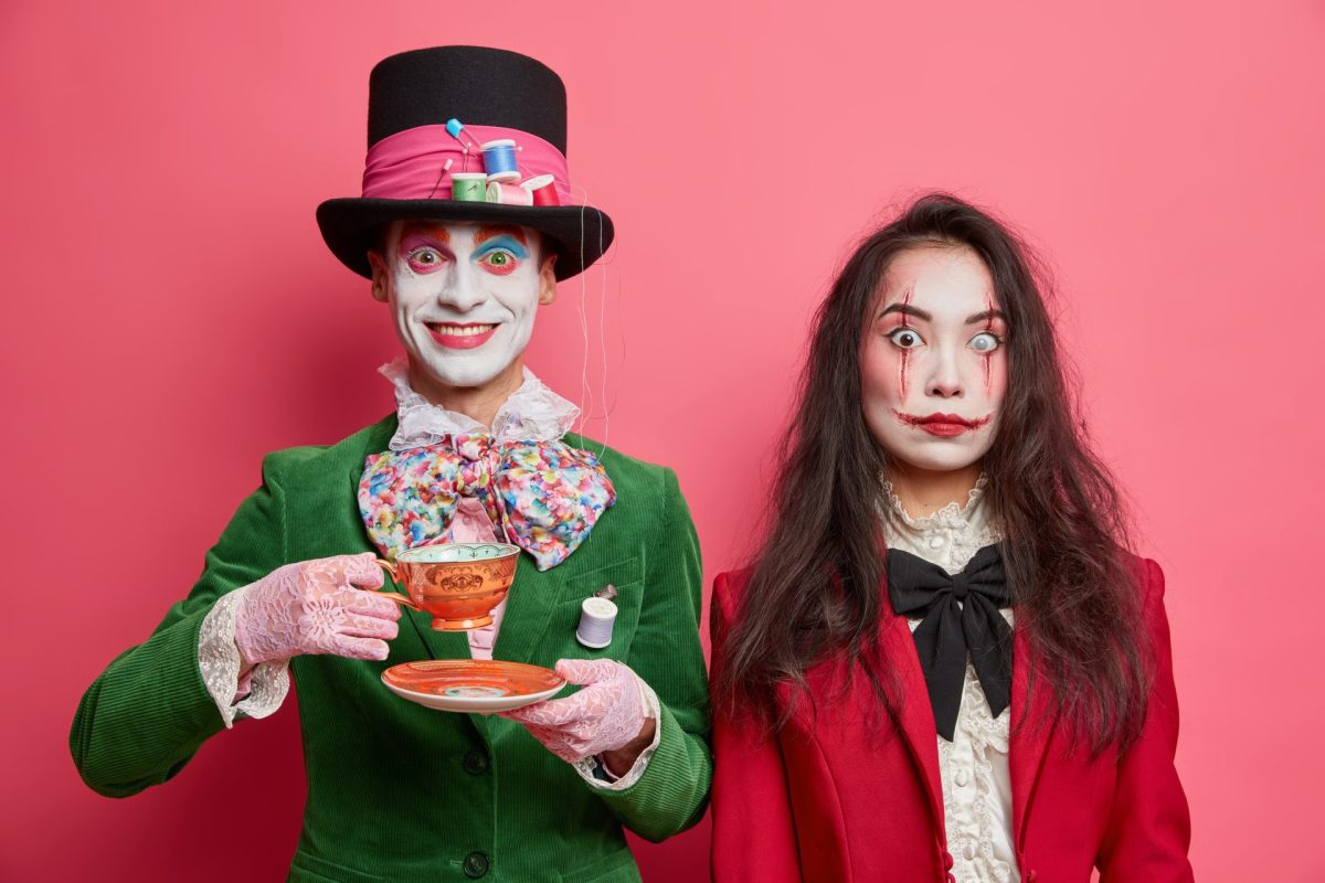 Paar trägt Partnerkostüm