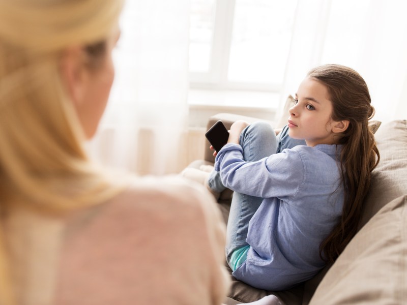 Narzissmus Mutter Kind sitzt auf dem Sofa traurig