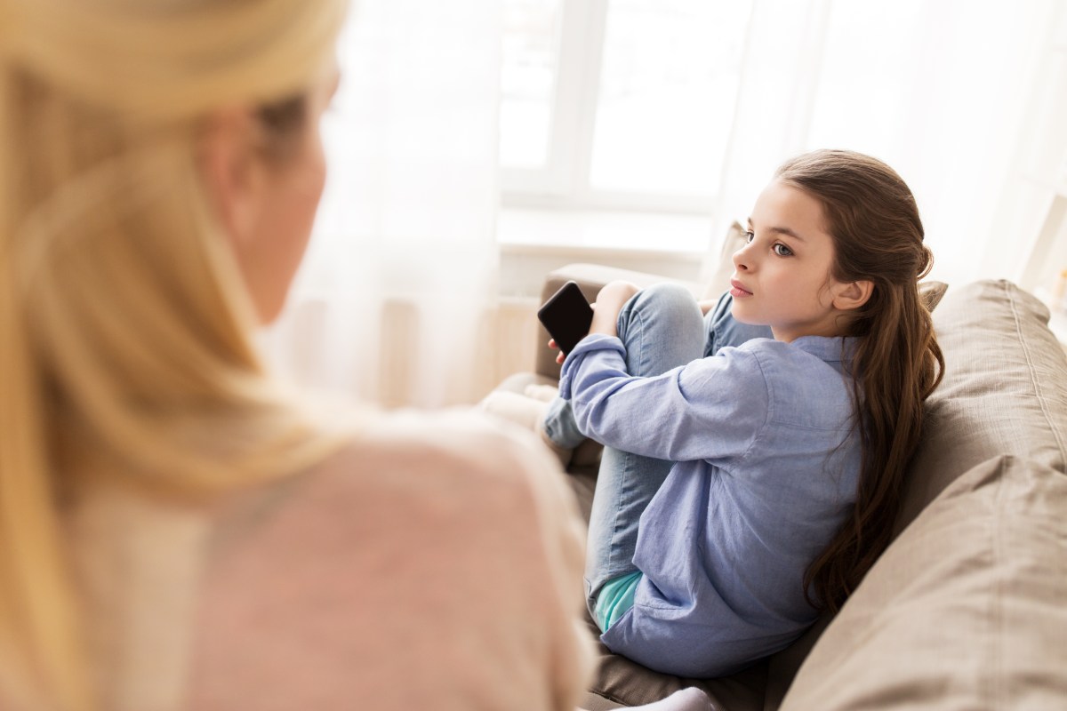 Narzissmus Mutter Kind sitzt auf dem Sofa traurig