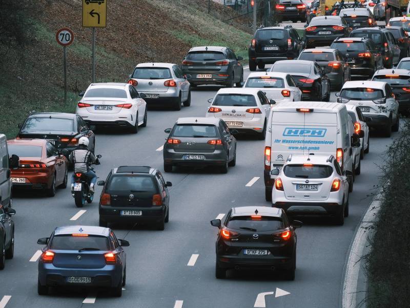 Auf einer Autobahn ist stockender Verkehr.