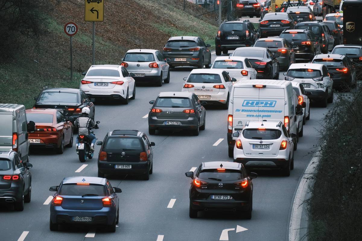 Auf einer Autobahn ist stockender Verkehr.