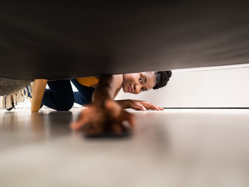 Dinge unter dem Schrank hervorholen