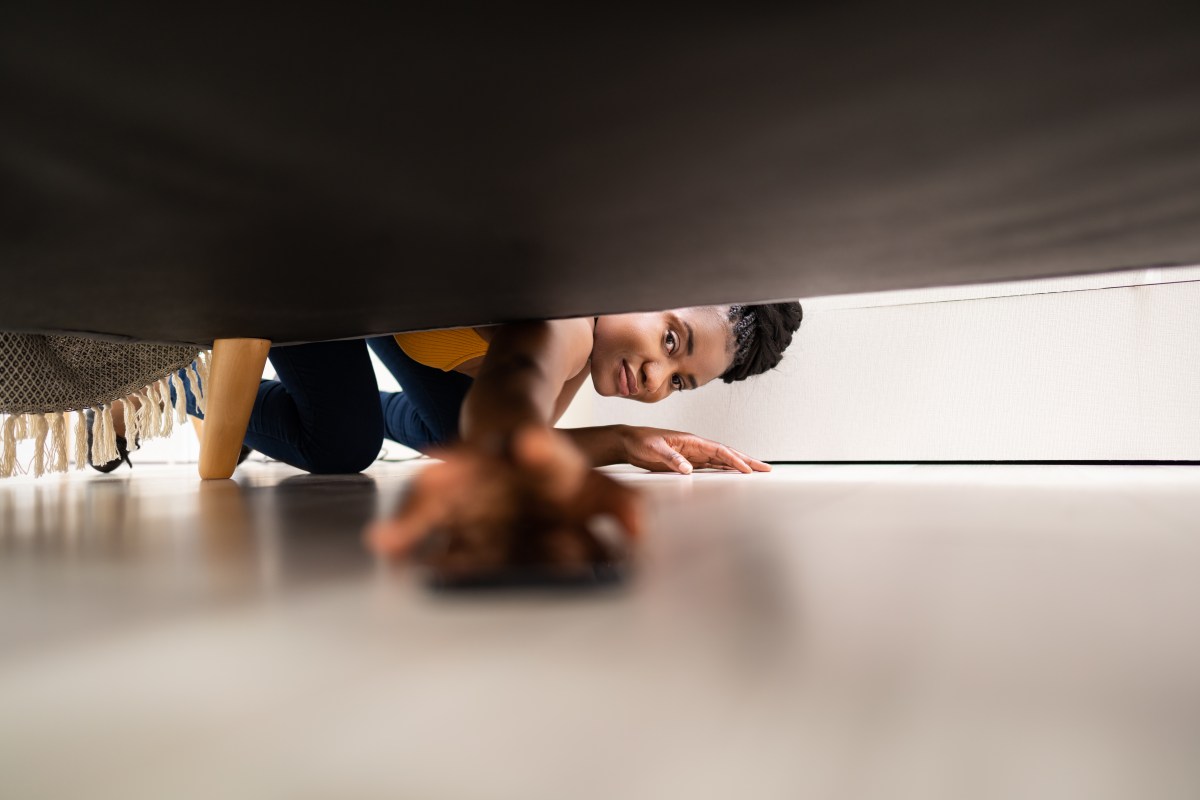 Dinge unter dem Schrank hervorholen