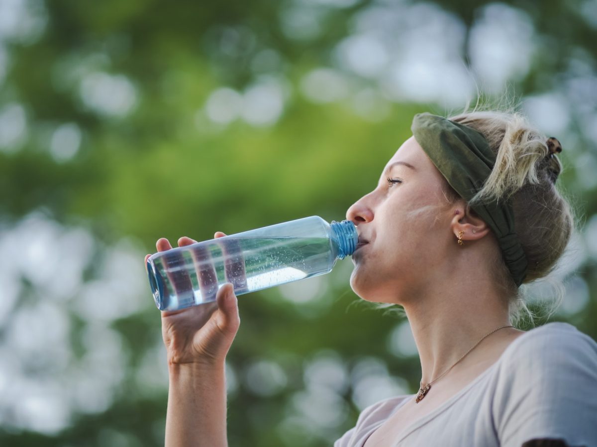 Frau Wasser trinken