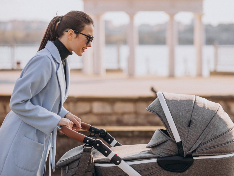 Frau Spaziergang Kinderwagen