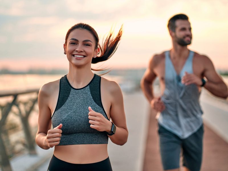 Mann und Frau joggen