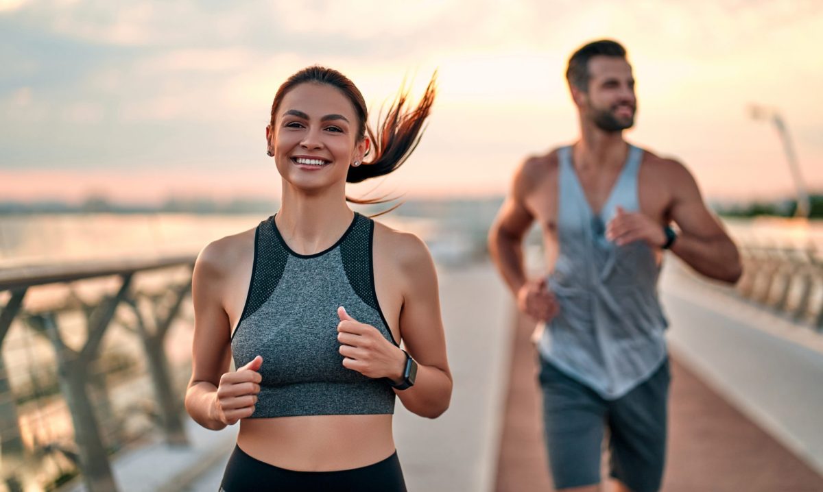 Mann und Frau joggen