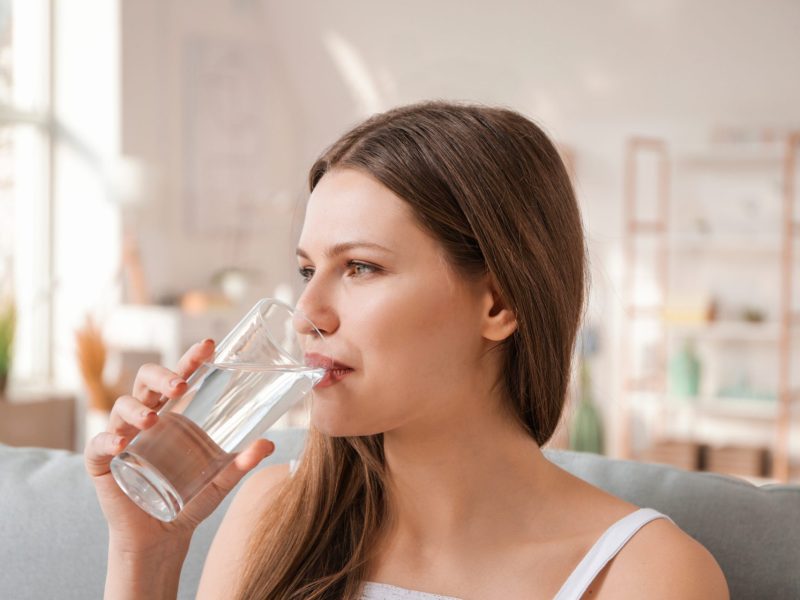 Frau Wasser trinken