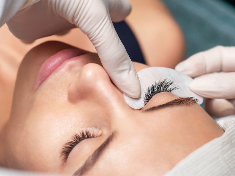 Wimpernverlängerung nach Lash Lifting im Studio