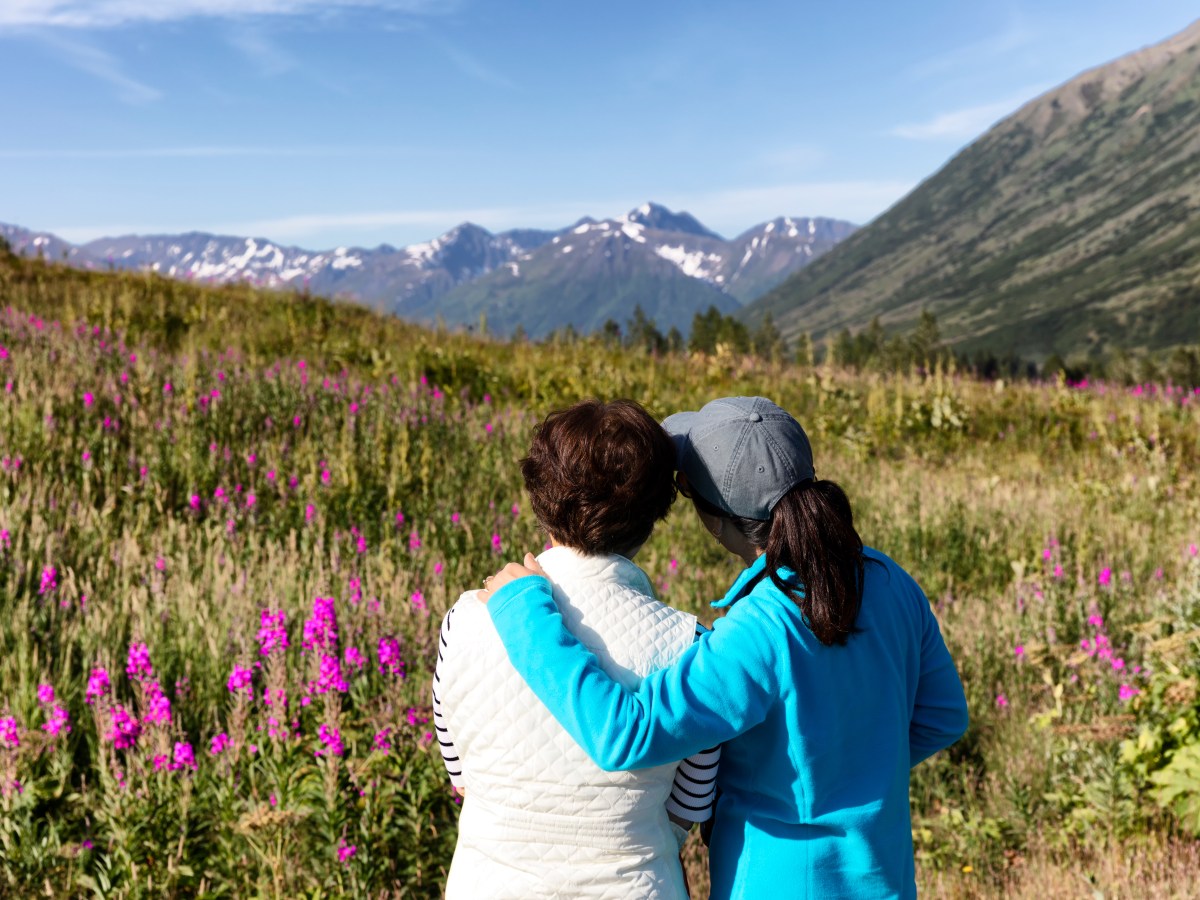 Zwei Frauen in Alaska. Reiseziele fÃ¼r das Sternzeichen Widder