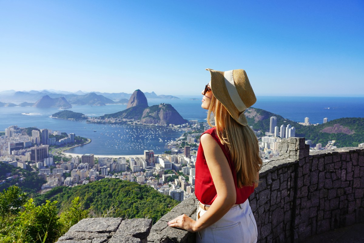 Frau in Rio de Janeiro, Brasilien. Reiseziele für das Sternzeichen Waage