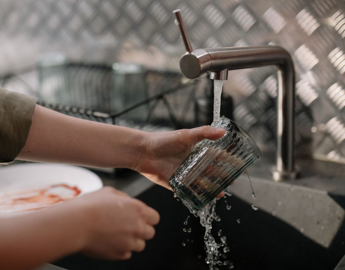 Glas wird abgespült