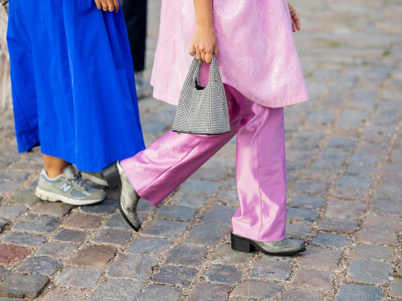 Spiegelhose auf der Straße zu sehen.