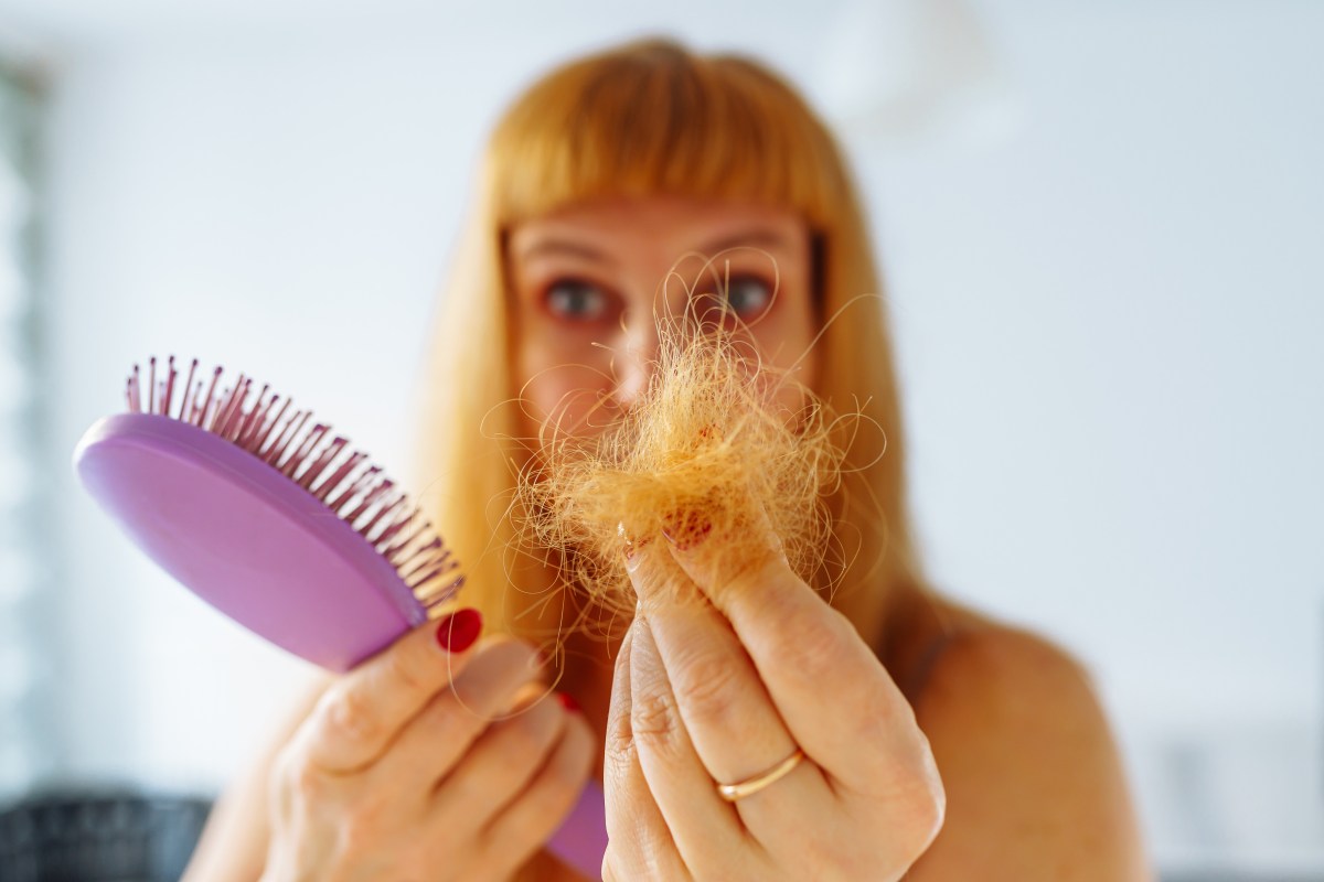 Haarbürste reinigen: So oft solltest du es tun