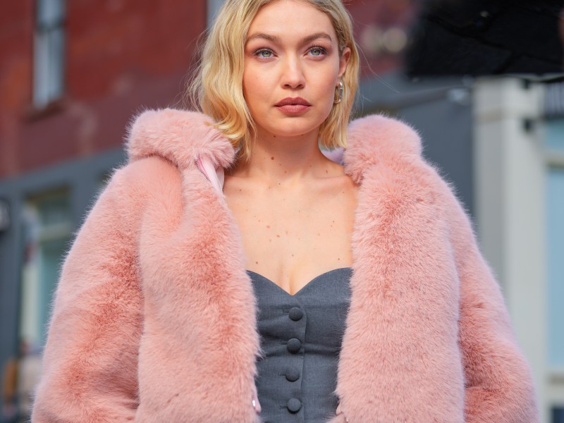 Gigi Hadid trägt eine rosane Felljacke.