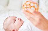 Ab wann kann mein Baby eigentlich was sehen? Alle Entwicklungsstufen und das passende Spielzeug dazu.