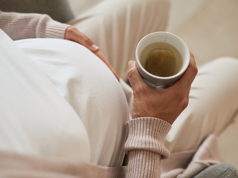 Darf man Himbeerblättertee in der Schwangerschaft trinken?