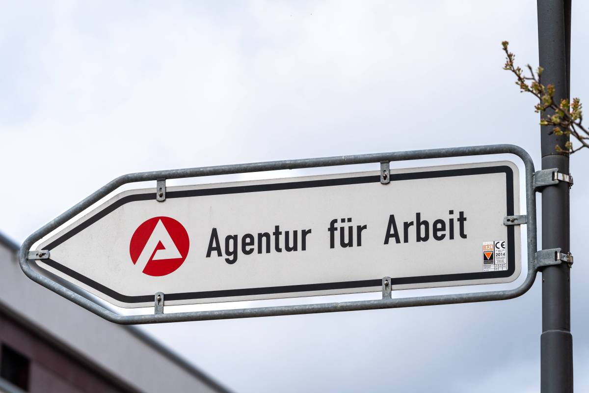 Ein Schild weist den Weg zur Agentur fÃ¼r Arbeit.