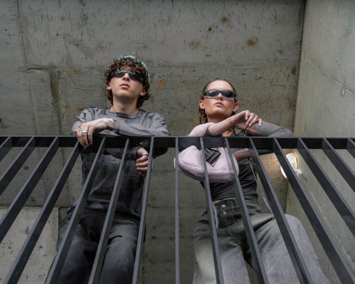 Frau und Mann am Balkongeländer