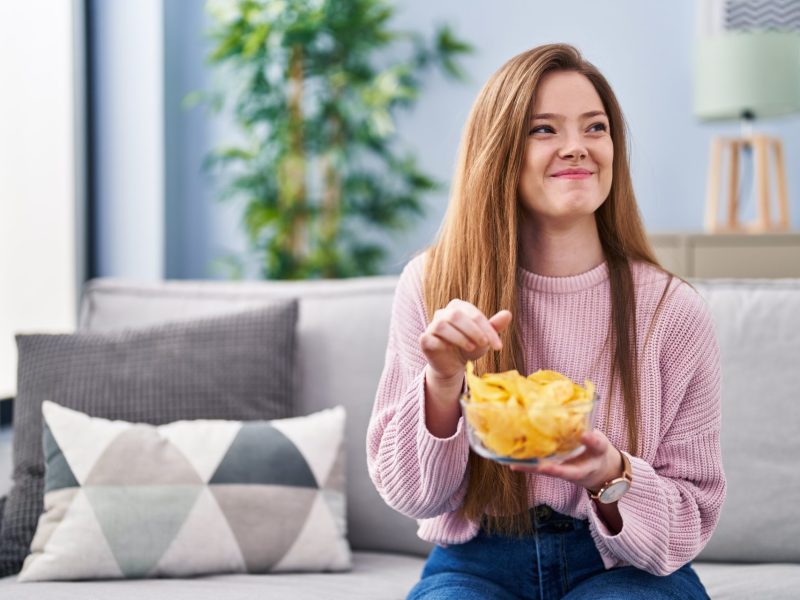 Frau Chips essen