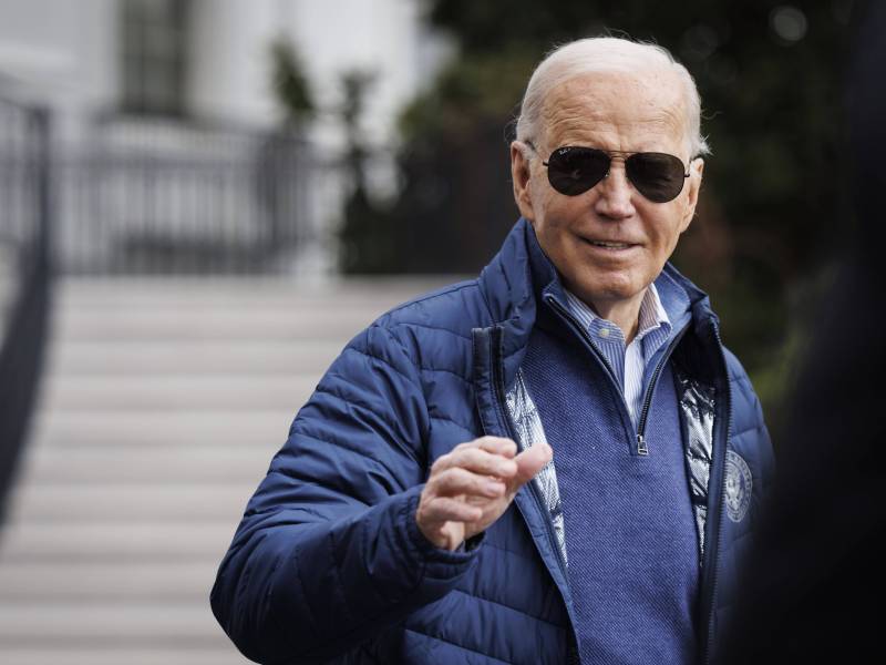 US-PrÃ¤sident Joe Biden in einer blauen Softshell Jacke und Sonnenbrille.