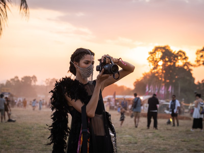 Frau in Festivaloutfit fotografiert auf Festival