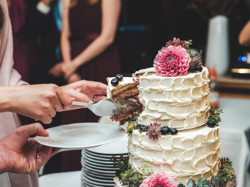 Hochzeitstorte anschneiden