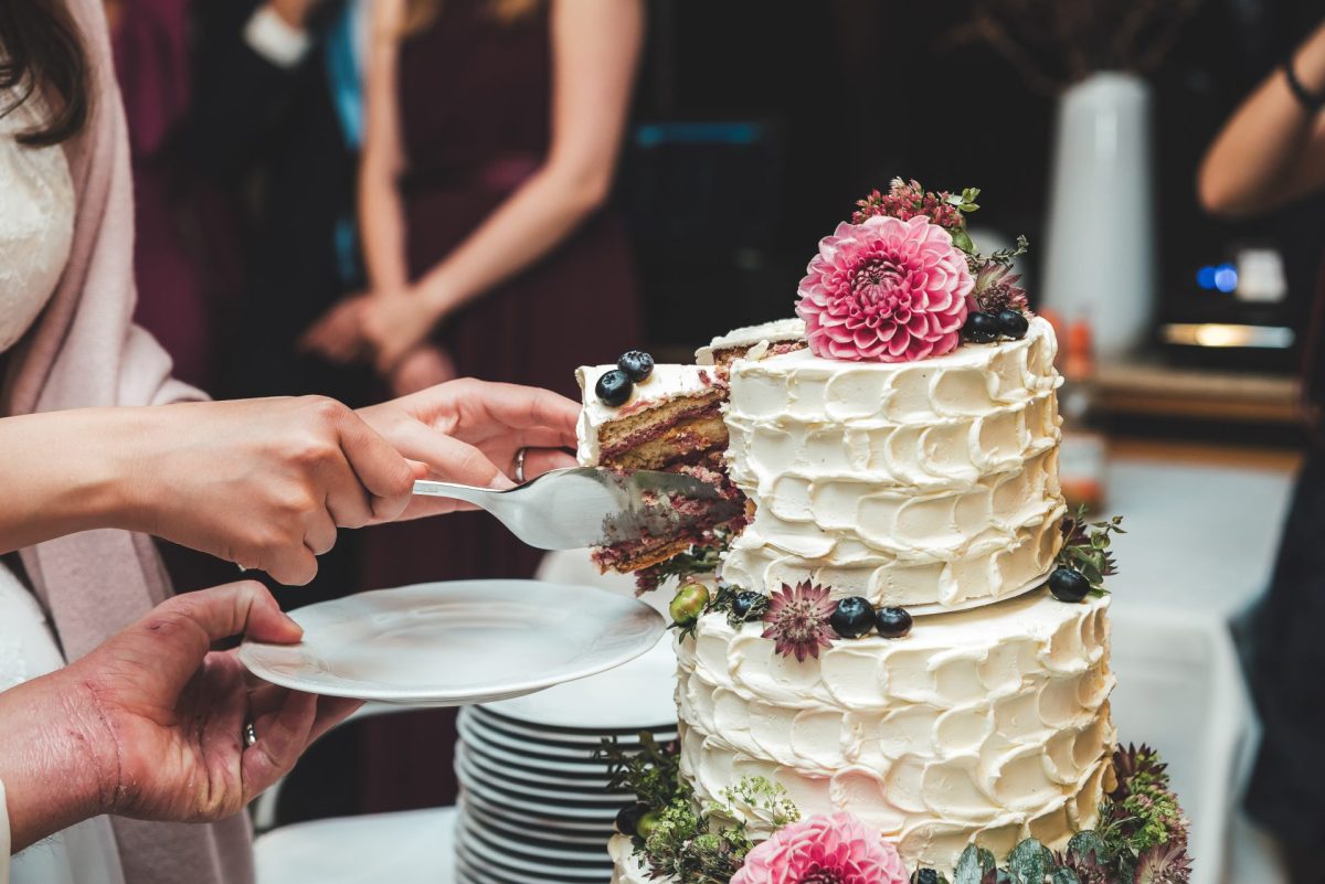 Hochzeitstorte anschneiden