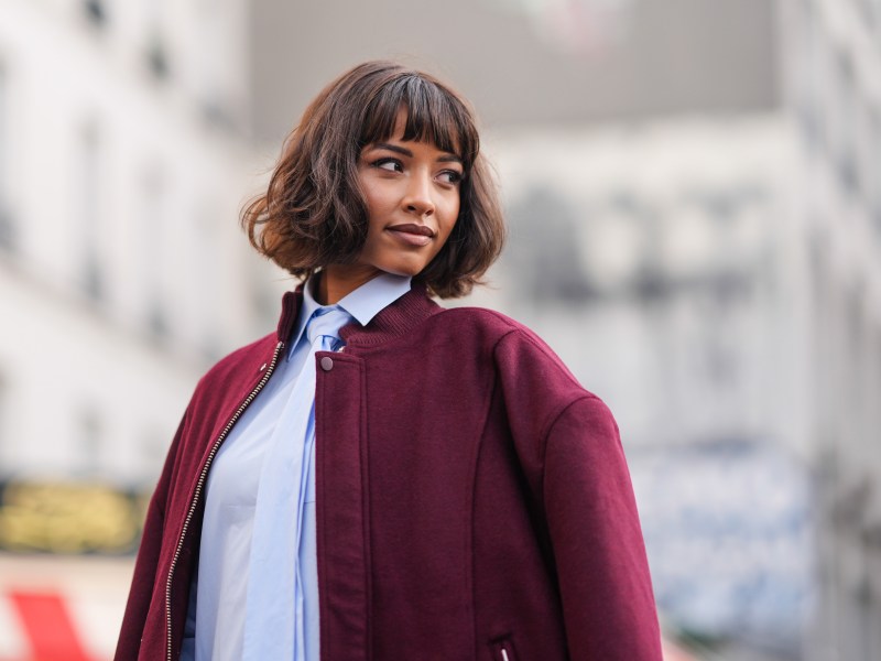 Frau mit Midi Bob präsentiert ihre neue Frisur