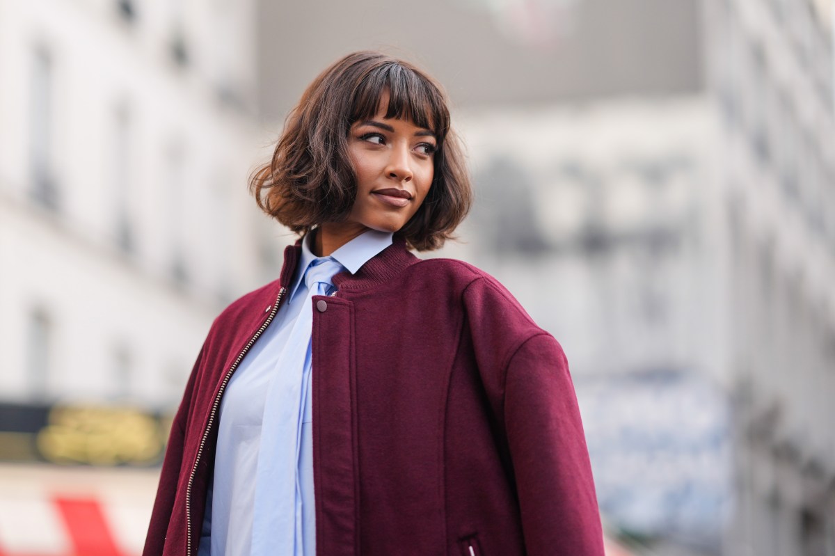 Frau mit Midi Bob prÃ¤sentiert ihre neue Frisur