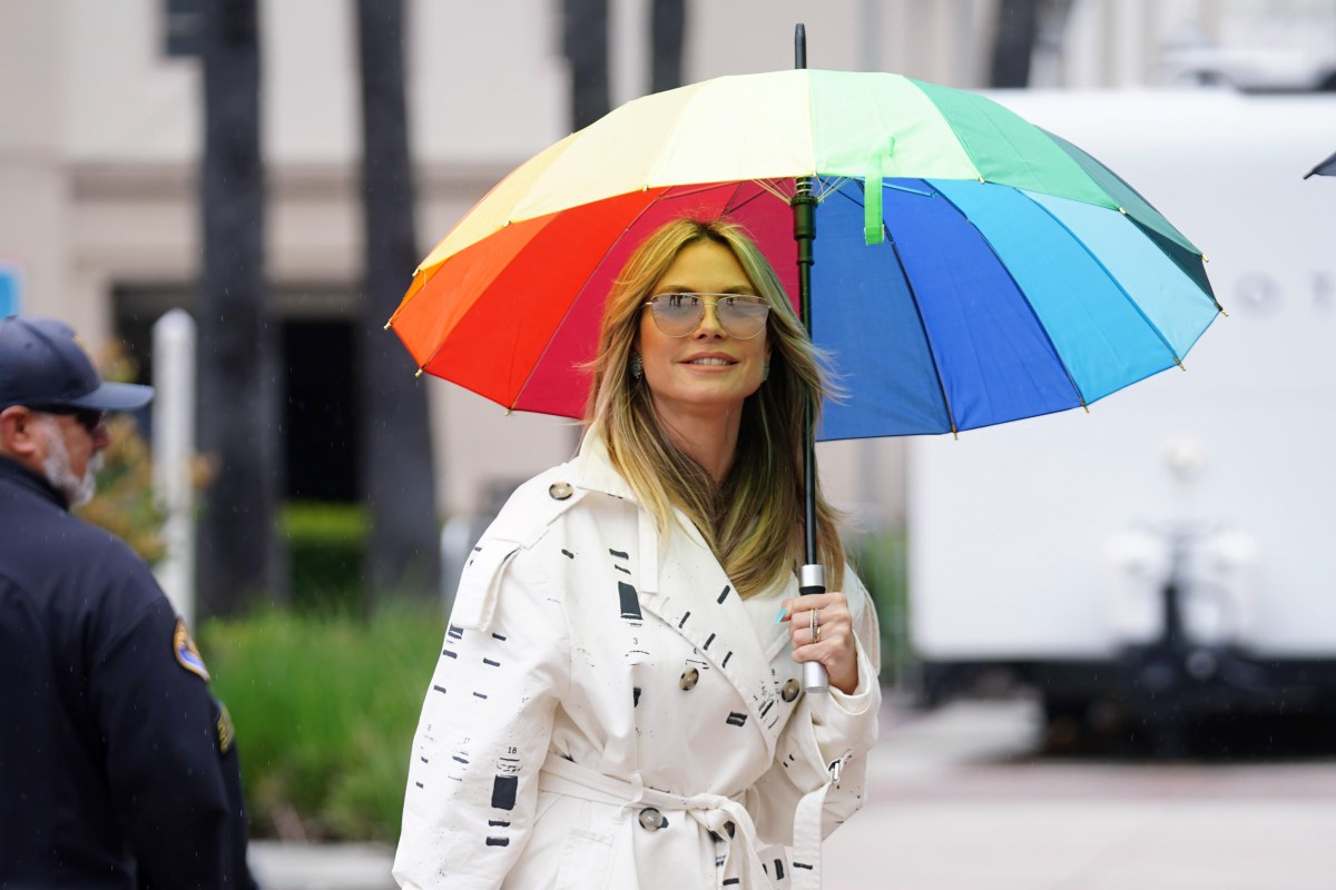 Heidi Klum im weißen Trenchcoat in Los Angeles.