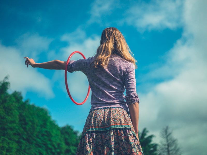 Du hast dir einen schicken neuen Reifen zugelegt? Der alte ist zum Wegwerfen aber viel zu schade, denn diese schicken Dekoideen aus alten Hula Hoop-Reifen werden dich verzaubern.