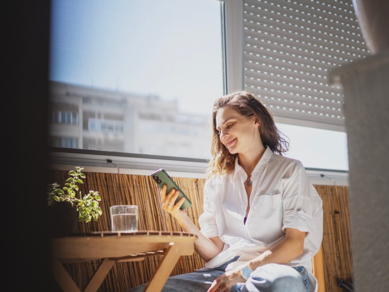 Frau auf dem Balkon