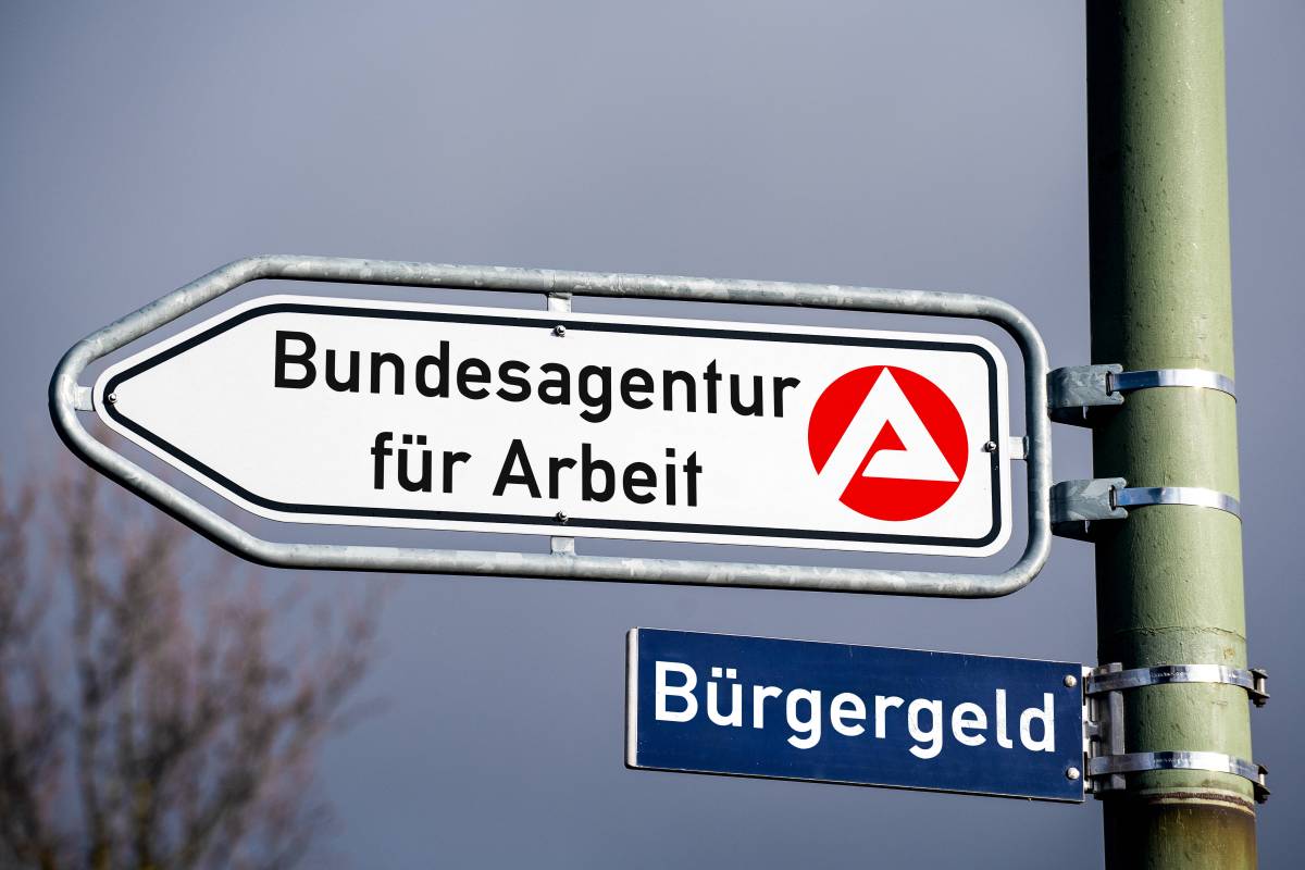 Unter einem Schild der Bundesagentur für Arbeit hängt ein weiteres Schild mit der Aufschrift "Bürgergeld".