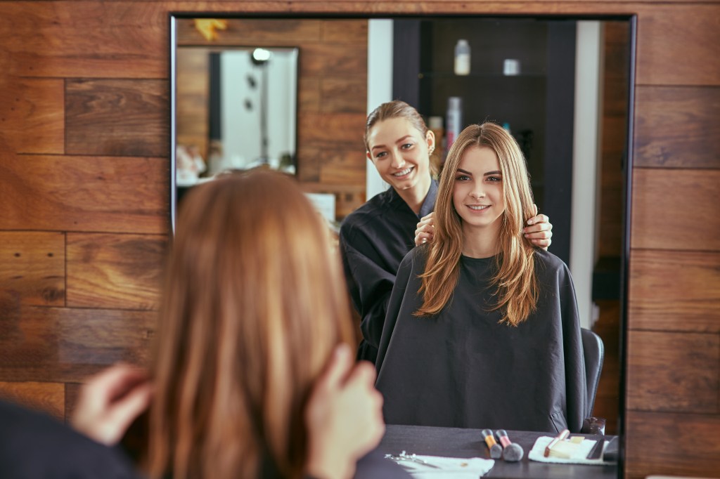 Frau beim Friseur