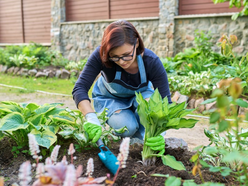 Frau im Garten