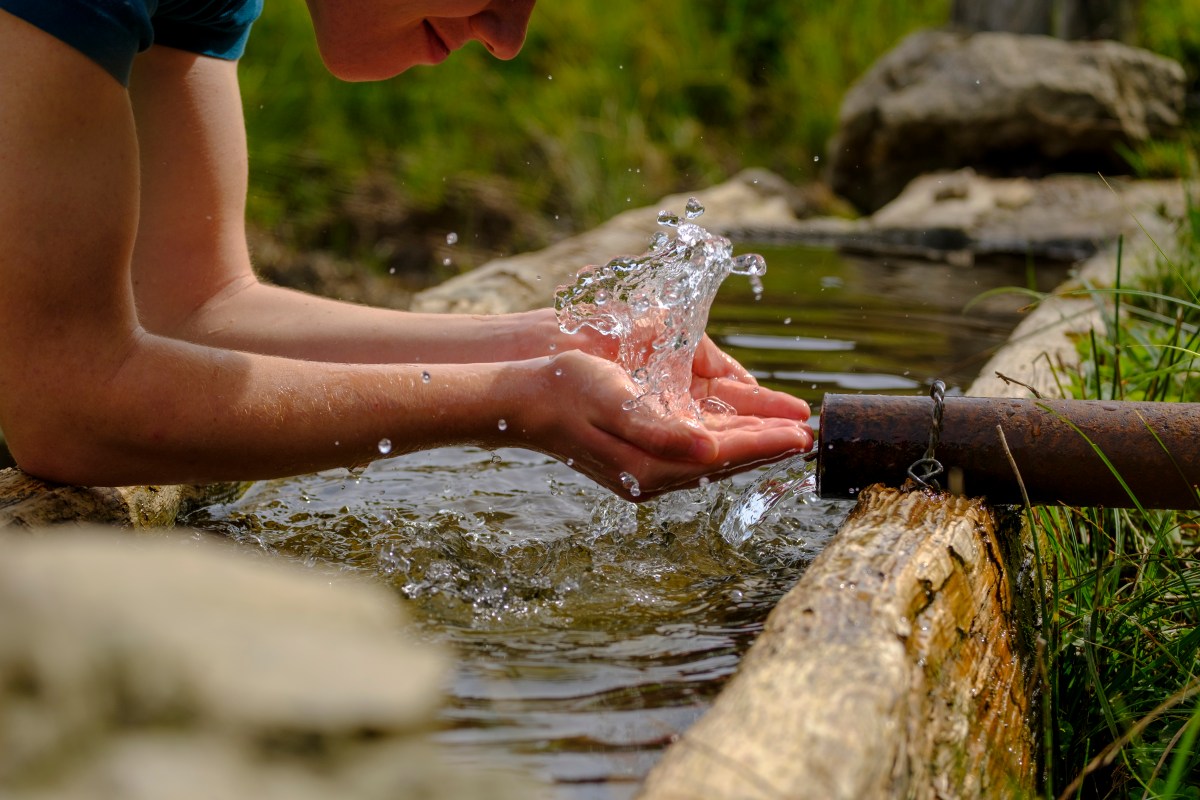 Mit einem UV-Wasserfilter kannst du Wasser als Flüssen oder Seen problemlos filtern.