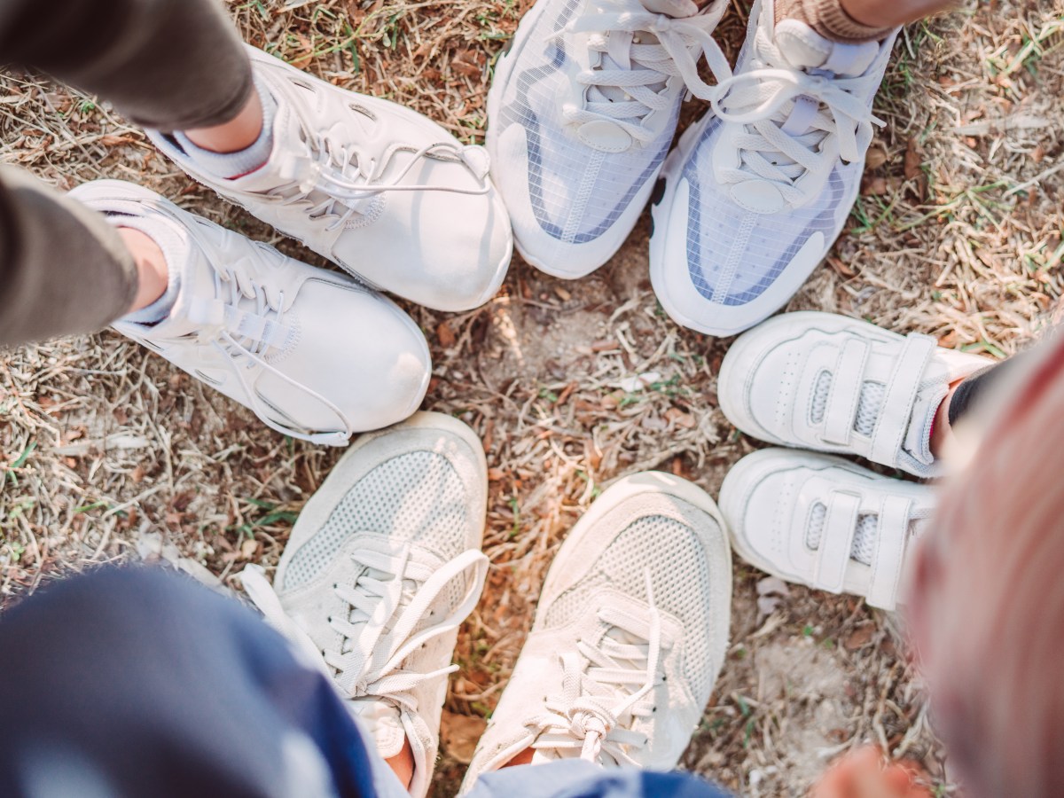 weiÃŸe Sneaker im Kreis