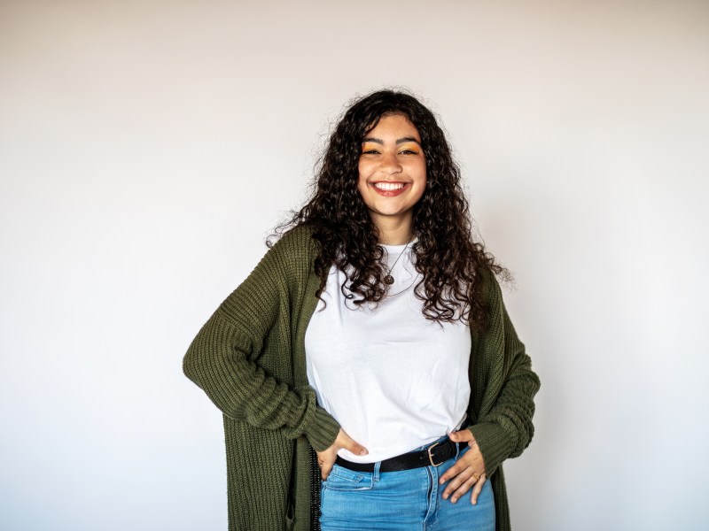 Mädchen mit Cardigan und Jeans